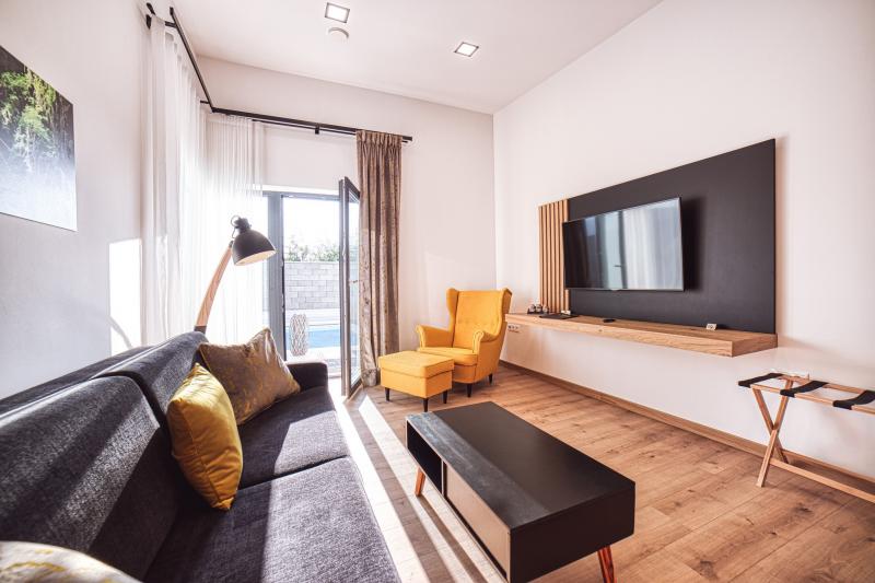 Izba Prémium apartmán pri bazéne v Camastra s.r.o. – Prémium apartmán obývačka