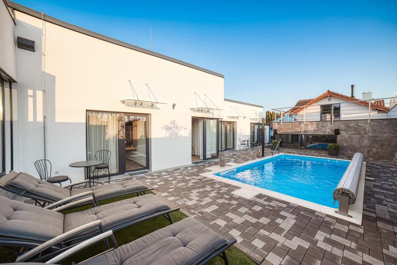 Izba Prémium apartmán pri bazéne v Camastra s.r.o. – Vonkajší bazén