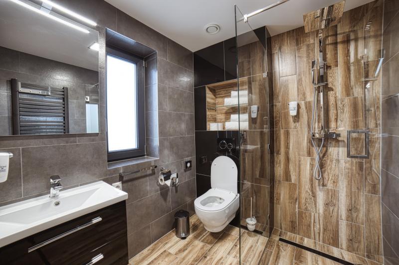 Izba Prémium apartmán pri wellness zóne v Camastra s.r.o. – Prémium apartmán kúpeľňa so sprchovacím kútom